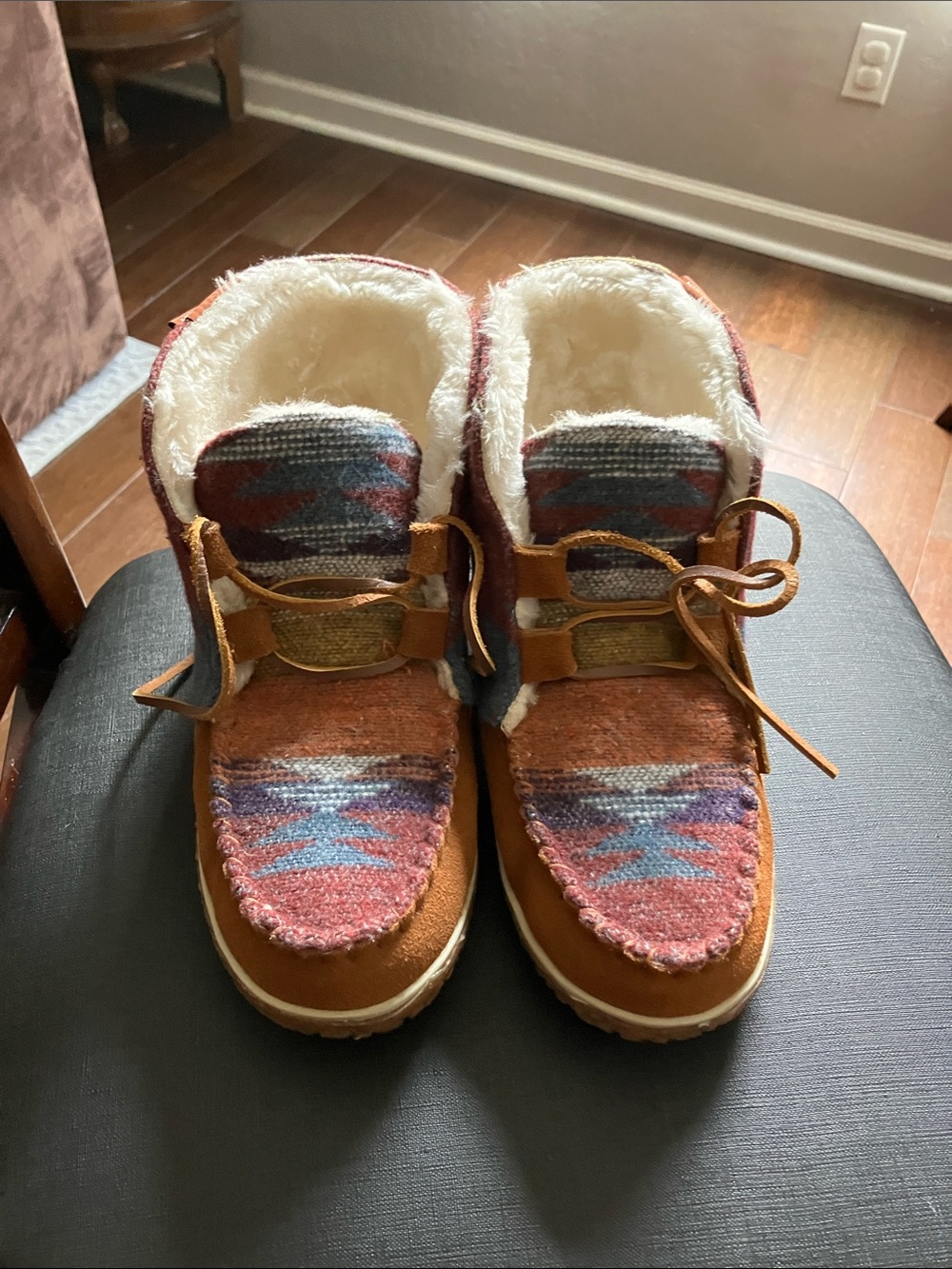 Minnetonka Cream Faux-Shearling Lined Moccasin Slippers with Rust Multi Trim